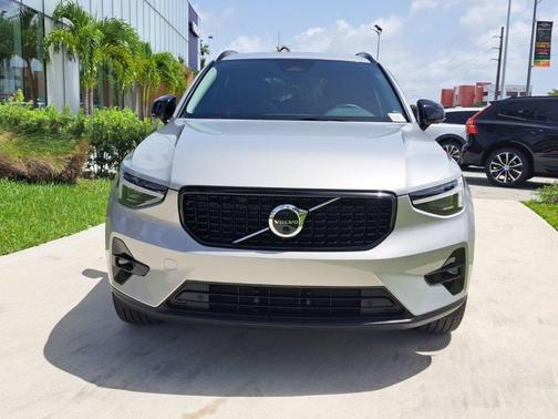 2024 Volvo XC40 B5 Ultimate Dark Theme