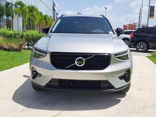 2024 Volvo XC40 B5 Ultimate Dark Theme