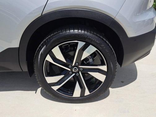 2024 Volvo XC40 B5 Ultimate Dark Theme