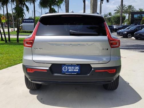 2024 Volvo XC40 B5 Ultimate Dark Theme