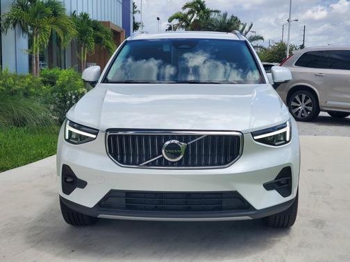 2025 Volvo XC40 B5 Plus Bright Theme