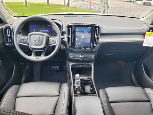 2025 Volvo XC40 B5 Plus Bright Theme