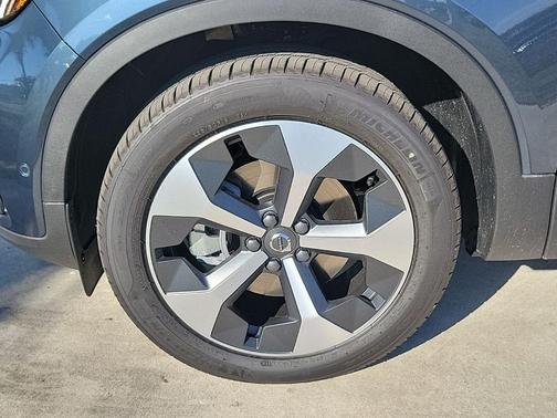 2026 Volvo XC40 B4 Plus