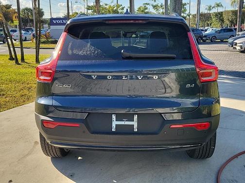 2026 Volvo XC40 B4 Plus