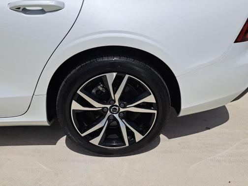 2024 Volvo S60 B5 Core Dark Theme