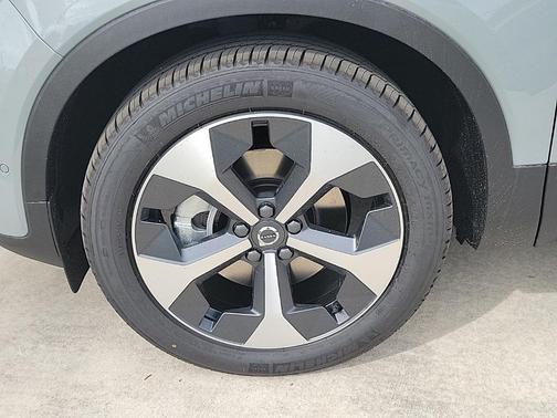 2026 Volvo XC40 B4 Plus