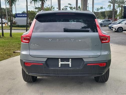 2026 Volvo XC40 B4 Plus