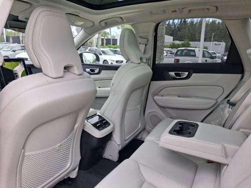 Onyx Black Metallic 2026 Volvo XC60 B5 Ultra
