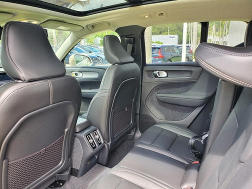 2025 Volvo XC40 B5 Ultra Bright Theme