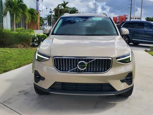 2025 Volvo XC40 B5 Ultra Bright Theme
