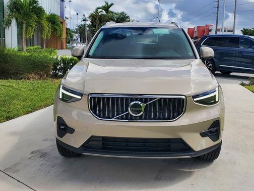 2025 Volvo XC40 B5 Ultra Bright Theme