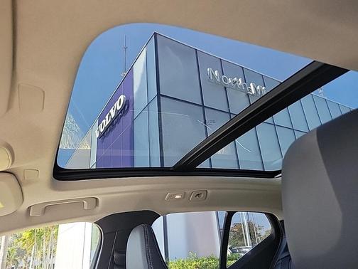 2025 Volvo XC40 B5 Plus Bright Theme