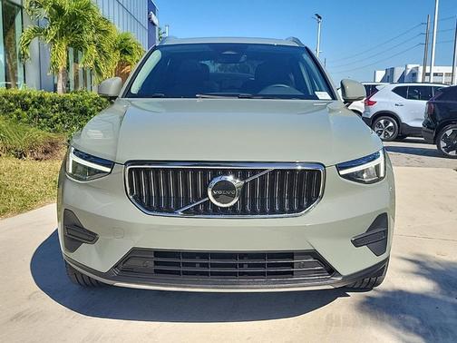 2025 Volvo XC40 B5 Core Bright Theme