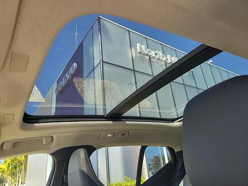 2025 Volvo XC40 B5 Core Bright Theme