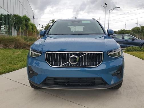 2025 Volvo XC40 B5 Plus Bright Theme