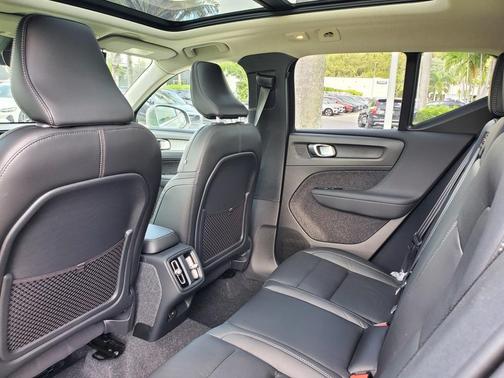 2025 Volvo XC40 B5 Plus Bright Theme