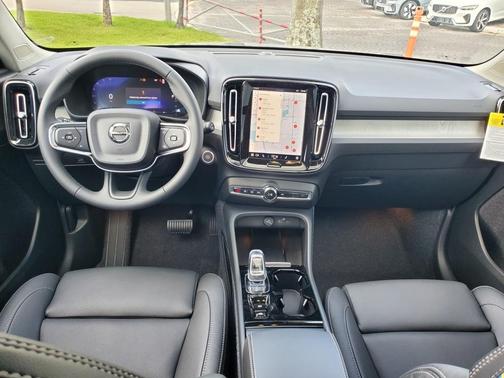 2025 Volvo XC40 B5 Plus Bright Theme