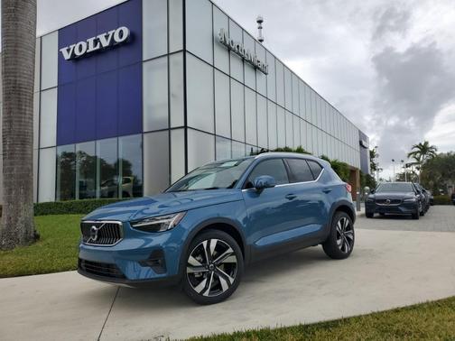 2025 Volvo XC40 B5 Plus Bright Theme