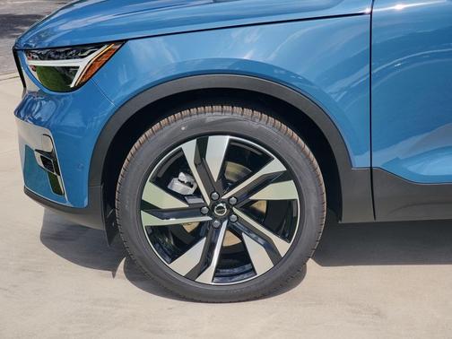 2025 Volvo XC40 B5 Plus Bright Theme