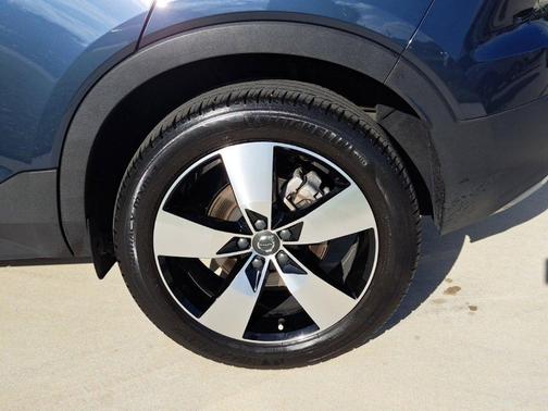 2022 Volvo XC40 T5 Momentum