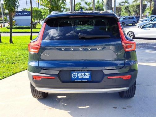 2022 Volvo XC40 T5 Momentum