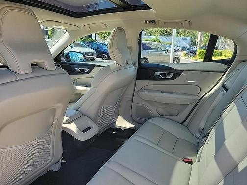 2021 Volvo S60 T5 Momentum