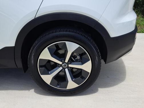 2024 Volvo XC40 B5 Plus Bright Theme