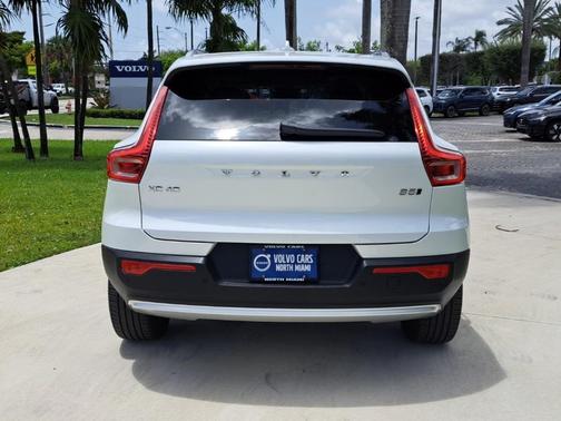 2024 Volvo XC40 B5 Plus Bright Theme