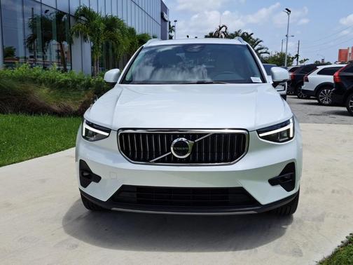 2024 Volvo XC40 B5 Plus Bright Theme