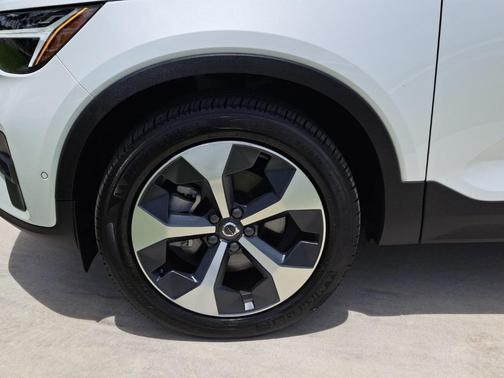 2024 Volvo XC40 B5 Plus Bright Theme