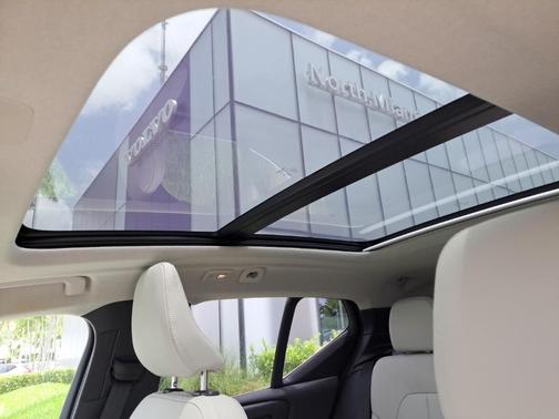 2024 Volvo XC40 B5 Plus Bright Theme