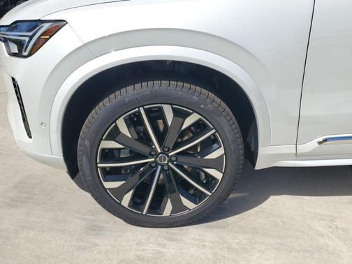 2025 Volvo XC90 B5 Plus 7-Seater
