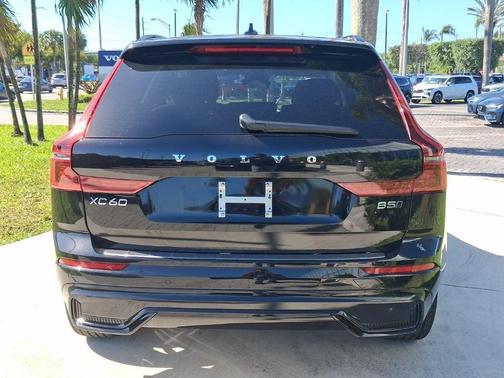 Onyx Black Metallic 2026 Volvo XC60 B5 Plus