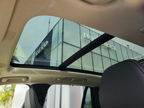 2025 Volvo XC90 Plug-In Hybrid T8 Ultra 6-Seater