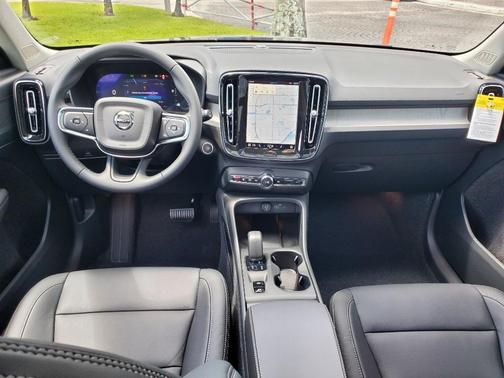 2025 Volvo XC40 B5 Core Bright Theme