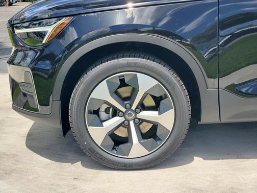 2025 Volvo XC40 B5 Core Bright Theme