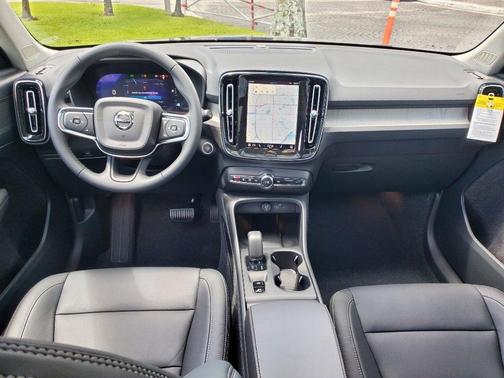 2025 Volvo XC40 B5 Core Bright Theme