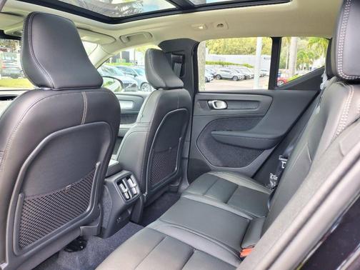 2025 Volvo XC40 B5 Core Bright Theme
