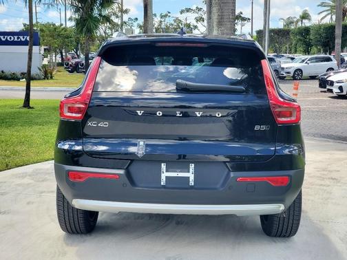 2025 Volvo XC40 B5 Core Bright Theme