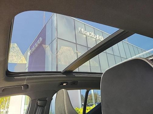 2023 Volvo XC40 B5 Plus Dark Theme