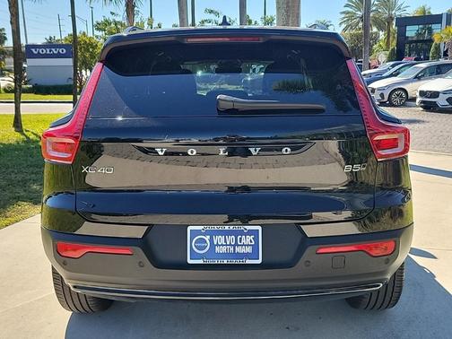 2023 Volvo XC40 B5 Plus Dark Theme