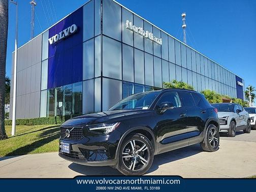 2023 Volvo XC40 B5 Plus Dark Theme
