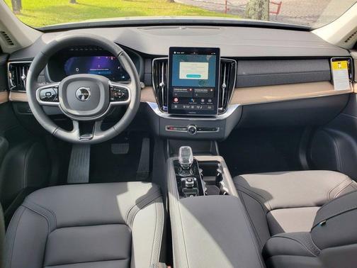 2025 Volvo XC90 B6 Core
