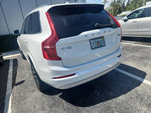 2022 Volvo XC90 T6 Momentum 7 Passenger