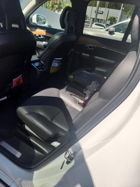 2022 Volvo XC90 T6 Momentum 7 Passenger