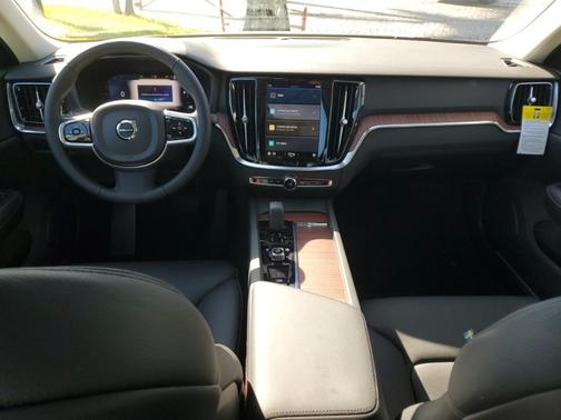 2025 Volvo S60 B5 Plus