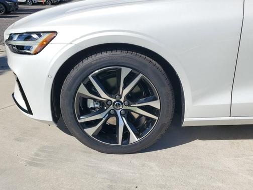 2025 Volvo S60 B5 Plus
