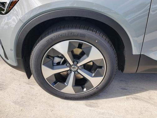2025 Volvo XC40 B5 Plus Bright Theme