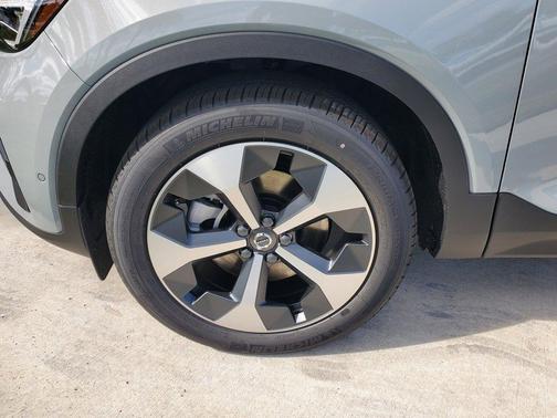 2025 Volvo XC40 B5 Plus Bright Theme