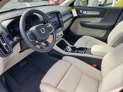 2025 Volvo XC40 B5 Plus Bright Theme